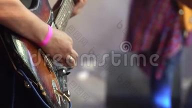 音乐家们在<strong>摇滚音乐</strong>节上演奏老式电吉他。 双手特写